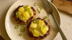 Kuřecí placičky s ananasem, pórkem a sýrem: rychlá večeře z pánve