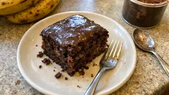 Vláčný banánový čokoládový koláč na plech s kakaovou glazurou