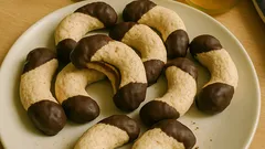 Pařížské rohlíčky s čokoládovou polevou: křehké sněhové cukroví krok za krokem