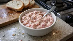 Salámová pomazánka na chlebíčky: rychlá, krémová a hotová za pár minut