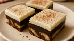 Macecha řezy na plech: dvoubarevné těsto, čokoládový pudink a svěží smetanový krém