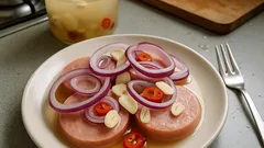 Domácí utopený gothaj ve sklenici: vyvážený nálev a šťavnatý salám