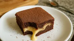 Pudinkové řezy s lávovým efektem: vláčné těsto a krém ze zakysané smetany