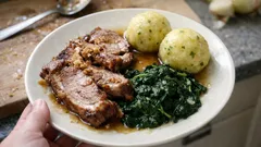 Pečená krkovice se špenátem a bramborovým knedlíkem: klasika, která nezklame