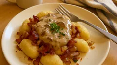 Bramborové kluski se slaninou a hříbkovou omáčkou: jemné a přitom drží tvar