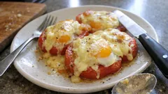 Zapečená rajčata se sýrem a vejci: rychlá večeře z pár surovin