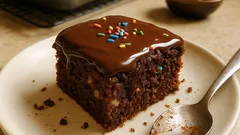 Hrnečková čokoládová buchta s ořechy: vláčná klasika na plech bez vážení