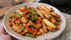 Kuřecí směs se zeleninou na pánvi a domácí hranolky: rychlá večeře, která nezklame