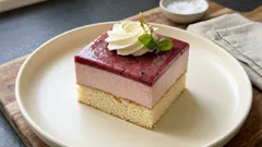 Piškot s jahodovým krémem a morušovou vrstvou – lehký dezert na léto