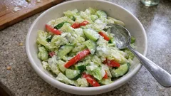 Křupavý salát z čínského zelí s jogurtovo-bazalkovou zálivkou