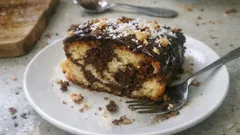 Bábovka na plech s čokoládovou polevou: vláčný recept, který se dobře krájí