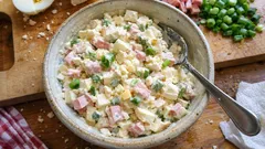 Hermelínový salát na chlebíčky: rychlý domácí recept, který se vždy hodí