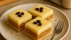 Jablečné řezy s pudinkem: vláčné těsto a vanilková vrstva na plech