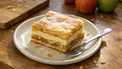 Vrstvený jablečný koláč s pudinkem: z listového těsta a bez složité práce