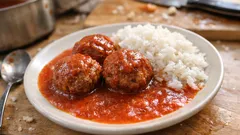 Domácí rajská s masovými koulemi a rýží: osvědčený recept pro rodinný oběd