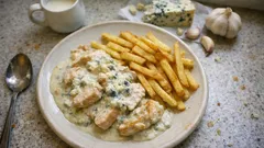 Kuřecí maso s nivovou omáčkou a hranolkami: rychlá večeře, která zasytí