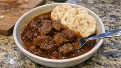 Zvěřinový guláš s karamelem a citronem: poctivý recept na víkendový oběd