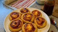 Slaninové šneky z listového těsta se sýrem a BBQ omáčkou – rychlé pohoštění do trouby