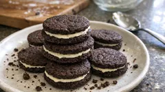 Domácí Oreo sušenky: křehké kakaové sendviče s jemným vanilkovým krémem