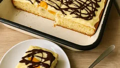 Rychlá buchta na plech s ovocem a vanilkovým pudinkem – vláčná a spolehlivá