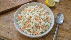 Křupavý salát z bílého zelí s jablkem a mrkví: lehký a hotový za chvíli