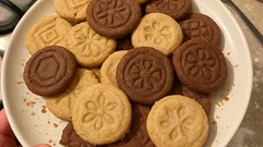 Křehké máslové sušenky s otisky: jednoduché těsto a krásný vzor bez polevy