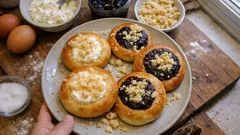 Domácí kynuté koláče s tvarohem a povidly: vláčné, voňavé a jako od babičky