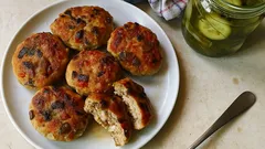 Kuřecí placičky s houbami a paprikou: šťavnaté a hotové z pánve za chvilku