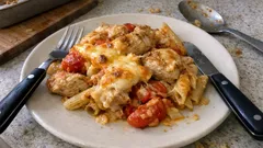 Zapečené těstoviny s kuřecím masem: rychlý oběd z jednoho pekáče