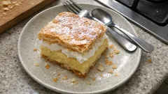 Krémeš z listového těsta: křehký dezert s vanilkovým krémem a šlehačkou