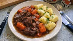 Hovězí maso na mrkvi s bramborem: poctivý domácí oběd, který nezklame