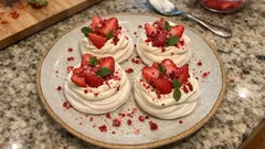 Mini Pavlova s jahodami: lehký slavnostní dezert, který vypadá jako z cukrárny