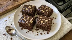 Kakaový zákusek s vlašskými ořechy: jednoduchá buchta na plech, která se vždy povede