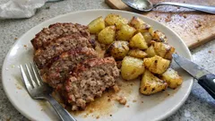 Babiččina sekaná ze směsi masa: šťavnatá díky slanině a podlévání