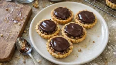 Linecké košíčky s ořechovou náplní: křehké vánoční cukroví s čokoládou