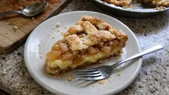 Rychlý linecký koláč s jablky a pudinkem: křehký, voňavý a zvládne ho každý