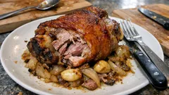 Pečené vepřové koleno na cibuli a česneku: šťavnaté maso a kůže dozlatova