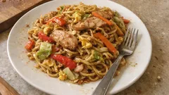 Smažené nudle s masem a zeleninou: rychlá pánev plná chuti